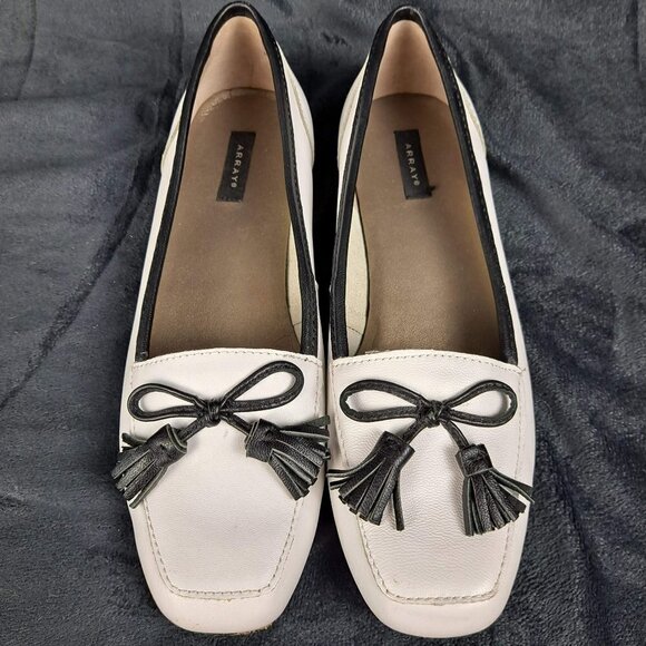 Array Size 5.5M White Leather Loafer Flats Black Trim and Bow and Tassel Detail - Picture 3 of 13